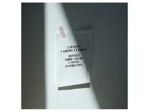 Dettaglio di carta decorativa per diario con tipografia francese e raffinata estetica d'ombra.