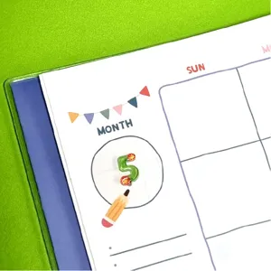 Vue détaillée du joli autocollant en résine époxy chiffre 5 avec des fleurs sur agenda.
