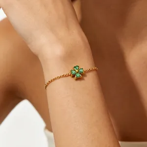 Detail view of a stunning green clover pendant bracelet, 18K gold plated stainless steel chain.