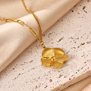 Stainless steel 18k gold plated flower pendant necklace for women fashion jewelry.