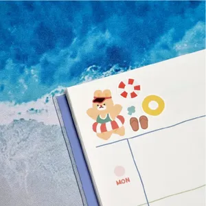 Detalle en primer plano de los bonitos pegatinas decorativos de osos de verano en la agenda.