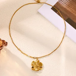 Gold plated stainless steel flower pendant necklace fashion jewelry for women detail shot
