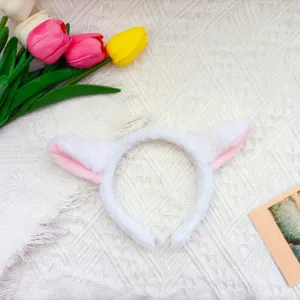 Détail de serre-tête oreilles d'agneau en peluche blanche, tissu doux avec oreilles roses.