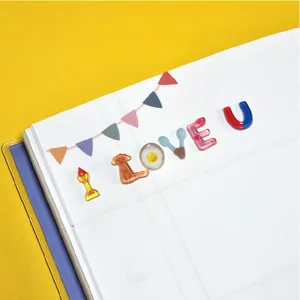 Gedetailleerd uitzicht op schattige 3D hars letter stickers voor dagboek en telefoon.