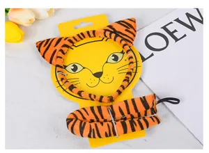 Joli ensemble détaillé de serre-tête oreilles de chat et queue tigre pour Halloween.