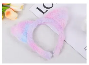 Nahaufnahme des flauschigen Katzenohren Haarreifs mit Farbverlauf, weiches Plüsch Accessoire.