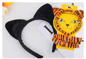 Gros plan détaillé de serre-tête oreilles de chat en peluche et ensemble costume queue de tigre.