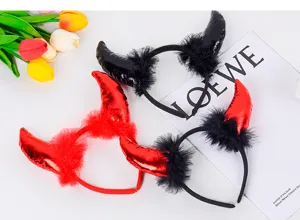 Diadema de cuernos de diablo de Halloween con plumas de felpa y superficie brillante fiesta
