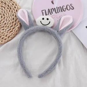 Serre-tête mignon en peluche grise avec patch souriant pour le maquillage et le lavage du visage.
