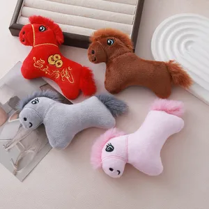 Joli ensemble de jouets en peluche cheval du nouvel an, animaux mignons et doux.
