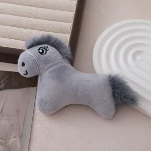 Joli accessoire jouet cheval en peluche grise, tissu doux avec yeux brodés et queue, détail