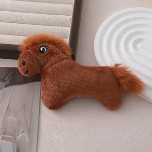 Adorable ornement de cheval en peluche marron, texture douce et duveteuse, details brodes fins.