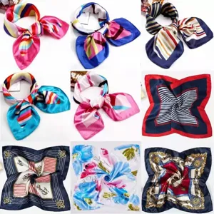 Piccolo foulard quadrato in satin con righe eleganti e stampe alla moda per donne.