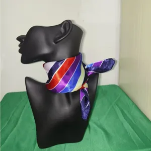 Vista ravvicinata dettagliata del foulard quadrato in raso rigato colorato da donna.