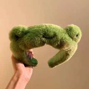 Detalle de diadema de felpa de rana verde, tela suave, ideal para lavado de cara diario y cute.