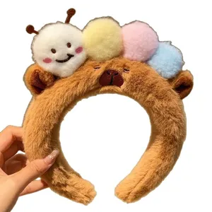 Bandeau en peluche capybara mignon avec chenille colorée et pompons pour le visage.