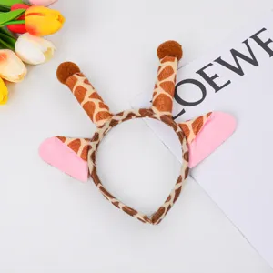 Schattige pluche dierenhaarband met giraffehoorn ontwerpen en roze oren voor feestje.