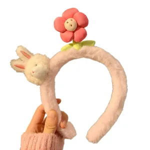Bonita diadema de felpa rosa con conejito y flor para uso diario y maquillaje.