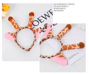 Gedetailleerde close-up van de schattige pluche giraffe haarband met zachte gewei en roze oren.