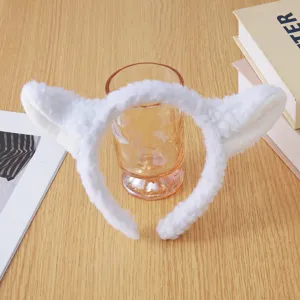 Détail de bandeau d'oreilles d'agneau duveteux blanc, matière peluche douce pour coiffure mignonne.