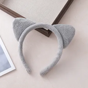 Détail de serre-tête oreilles de chat en flanelle grise montrant une texture douce, idéal pour soins.
