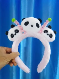 Leuke roze panda pluche haarband detail, schattig cartoon haaraccessoire voor meisjes.
