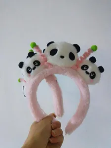 Schattige roze pluche panda haarband met cartoon dierenoren en bamboe decoratie voor dagelijks.