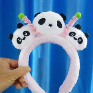 Roze pluche panda haarband met schattige cartoon dierenpoppen en pluizige decoraties