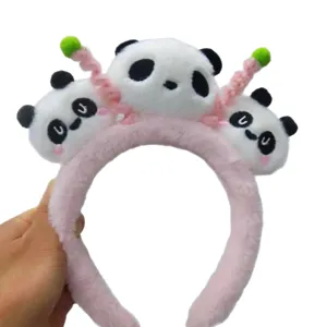 Schattige roze pluche panda haarband met leuk cartoon dieren ontwerp en groene spruit hoofdweergave.
