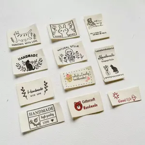 Étiquettes en coton faites à la main avec chats et ours pour vêtements de poupée et loisirs.