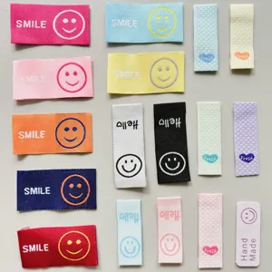 Etichetta Tessuta Fatta a Mano DIY Faccia Sorridente Cuore Ricamo Inglese Abbigliamento Scarpe Cappelli Accessori Patch Decorativi