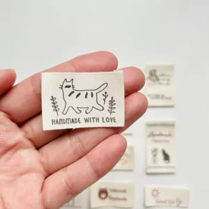 Étiquettes en tissu de coton fait main avec chat mignon, idéales pour vêtements de poupée.