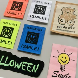 Etichette in tessuto con smiley alla moda e toppe per abbigliamento fai da te. Vista dettaglio.