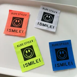 Quattro toppe in tessuto ricamate smiley DIY colorate per decorare vestiti e borse.