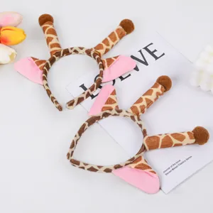 Leuke giraffe dieren haarband met pluche oren en hoorns, perfect voor feest en verkleedpartij.