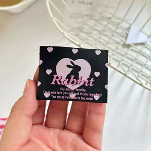 Étiquette en tissu tissé lapin et cœur mignon pour la décoration de vêtements et de sacs.