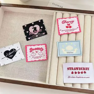 Gros plan détaillé d'étiquettes en tissu décoratives mignonnes avec des motifs de lapin.
