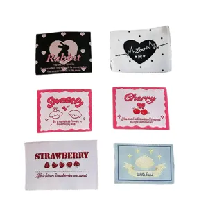 Étiquettes en tissu tissé mignonnes et patchs décoratifs pour vêtements avec lapin et fraise.