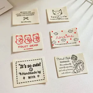 Étiquettes tissées à la main en coton pour coudre des vêtements, sacs et décorations.
