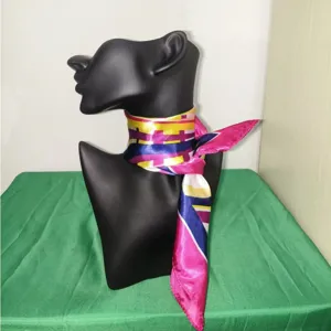 Foulard quadrato in raso alla moda da donna, sciarpa collo stampa catena geometrica