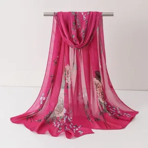 Détail en gros plan d'un foulard en mousseline à imprimé floral, tissu élégant.