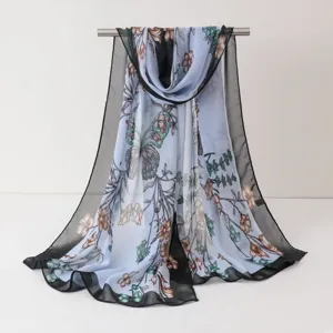 Écharpe longue élégante en mousseline pour femme avec imprimé papillon et fleurs.