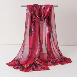Vue détail écharpe femme mousseline imprimé floral, châle léger protection solaire.