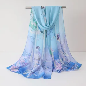 Détail d'écharpe en mousseline bleue avec motif floral et oiseau de style chinois.
