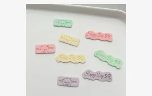 Etiquetas de cuero suave de microfibra color macaron con detalles de oso para manualidades DIY.