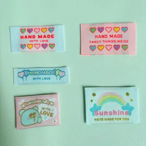 Étiquettes en tissu faites à main coeur arc-en-ciel tissées pour coudre vêtements sacs artisanat