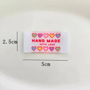 Étiquette de vêtement tissée faite à la main patch en tissu cœurs colorés 2.5x5cm