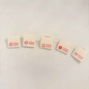 Mini étiquettes faites à la main en coton pour loisirs créatifs et vêtements de poupées.