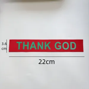 Detailansicht eines roten Stoffaufnähers mit grünem Text als DIY-Zubehör für Taschen.
