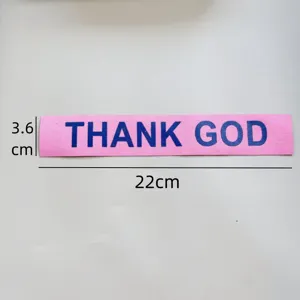 Rosa Stoffaufnäher mit blauem THANK GOD Text, ideal für DIY Kleidung und Taschen Dekoration Detail.
